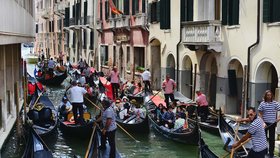 Italské Benátky chtějí dál omezovat davy turistů.