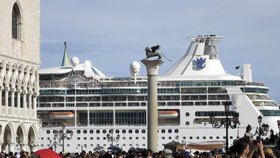 Výletní lodě do Benátek přivážejí tisíce turistů.