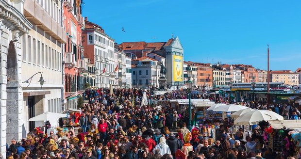 Masy turistů „terorizují“ Itálii. Dovolenkový ráj Čechů chystá tvrdá opatření