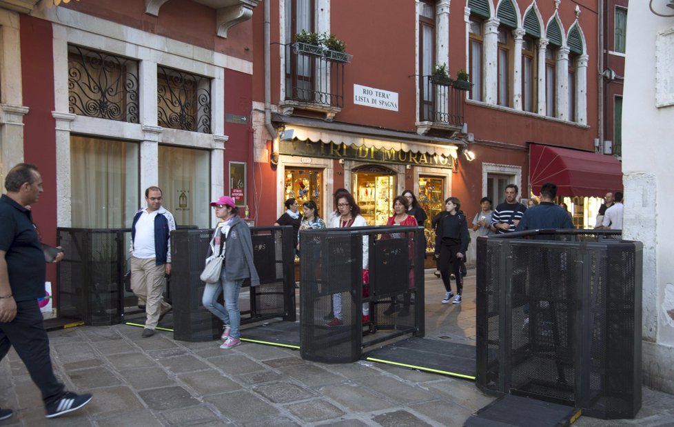 V Benátkách v rámci boje proti turismu zavedli turnikety.