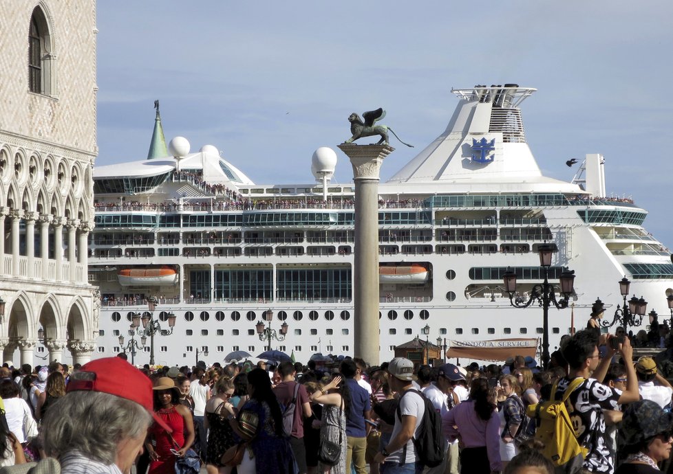 Výletní lodě do Benátek přivážejí tisíce turistů.