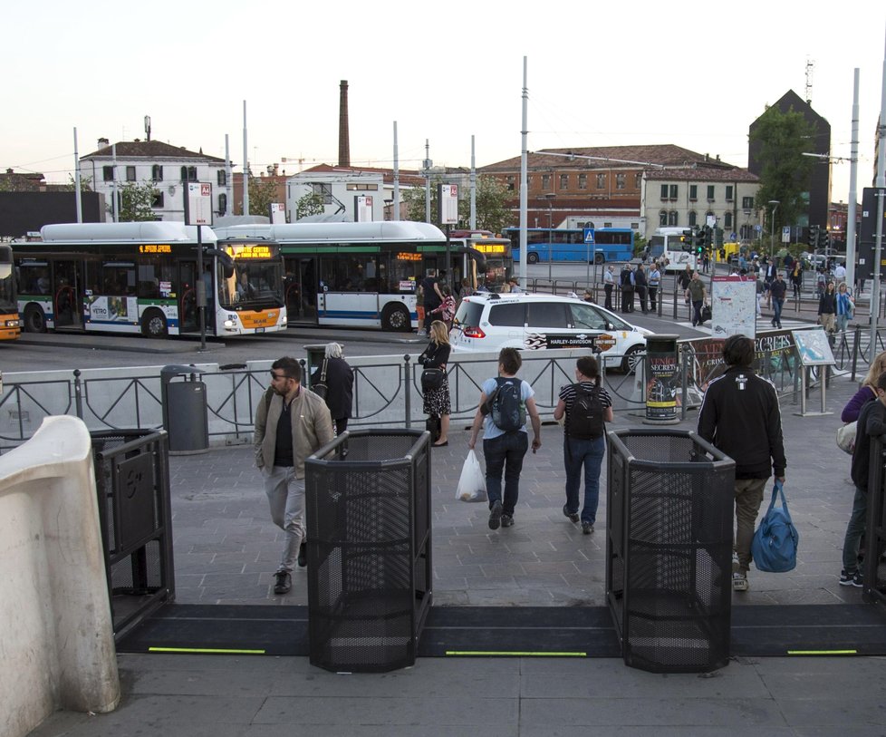 V Benátkách v rámci boje proti turismu zavedli turnikety.