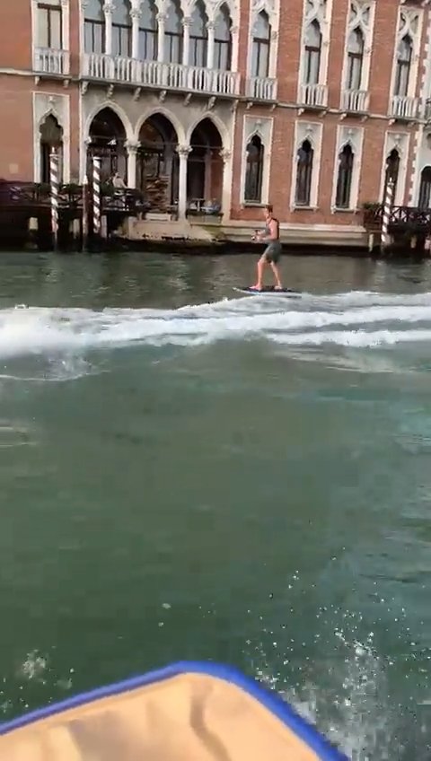 Turisté se v Benátkách projížděli na elektrických surfech. Město jim napařilo tučnou pokutu.