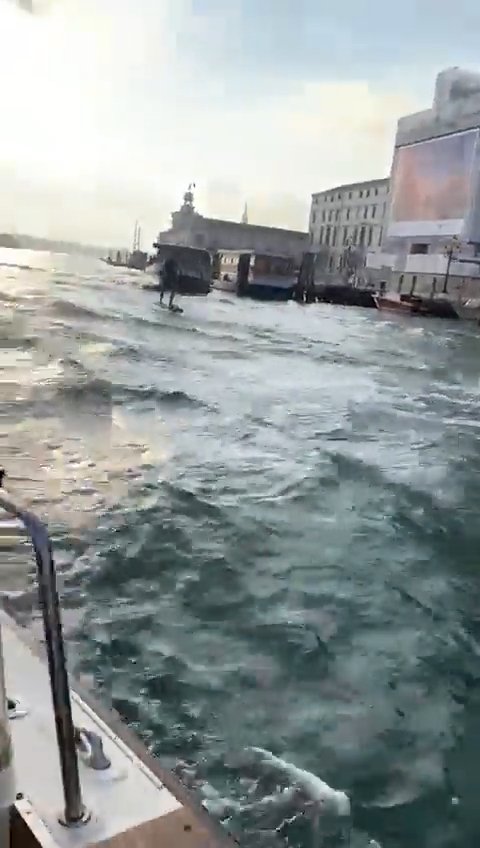 Turisté se v Benátkách projížděli na elektrických surfech. Město jim napařilo tučnou pokutu.