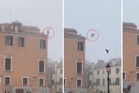 Turista skočil z budovy do kanálu v Benátkách: Měl by dostat certifikát blbosti, rozčiluje se starosta