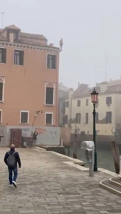 Neznámý muž skočil z třípatrové budovy do kanálu v Benátkách.