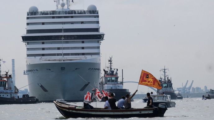Připlutí první velké lodi do Benátek po koronaviru počátkem měsíce provázely protesty.