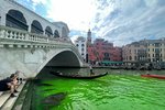 Voda v benátských kanálech se zbarvila do zelené.