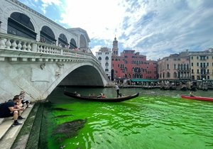 Voda v benátských kanálech se zbarvila do zelené.