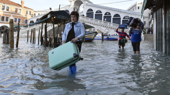 Acqua alta (vysoká voda) zaplavila 60 procent města. 