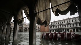 Starosta italských Benátek nařídil z bezpečnostních důvodů uzavřít kvůli záplavám náměstí Svatého Marka. Zastavena je vodní doprava na Velkém kanálu.