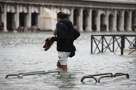 Starosta italských Benátek nařídil z bezpečnostních důvodů uzavřít kvůli záplavám náměstí Svatého Marka. Zastavena je vodní doprava na Velkém kanálu.