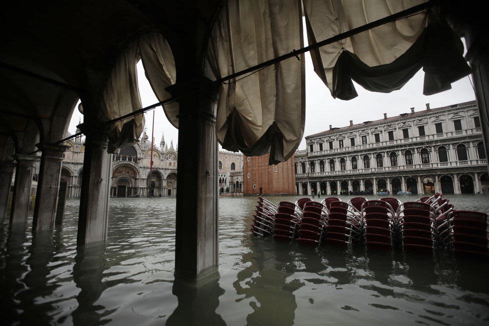 Starosta italských Benátek nařídil z bezpečnostních důvodů uzavřít kvůli záplavám náměstí svatého Marka. Zastavena je vodní doprava na Velkém kanálu.