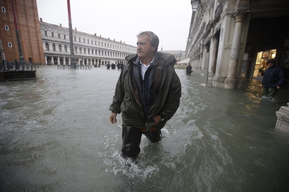 Starosta italských Benátek nařídil z bezpečnostních důvodů uzavřít kvůli záplavám náměstí svatého Marka. Zastavena je vodní doprava na Velkém kanálu.