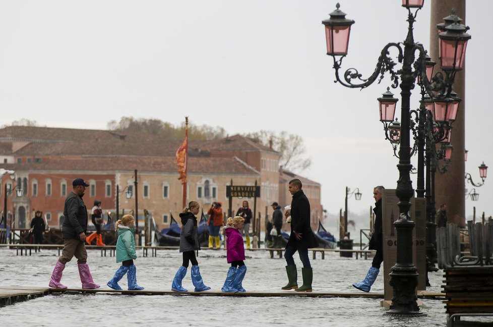 Starosta italských Benátek nařídil z bezpečnostních důvodů uzavřít kvůli záplavám náměstí Svatého Marka. Zastavena je vodní doprava na Velkém kanálu.