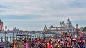 Každý rok navštíví Benátky zhruba 30 milionů turistů. Během karnevalu se v ulicích tvoří i zácpy.