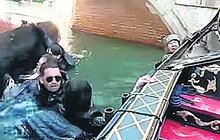 Neposlušní turisté v Benátkách: Převrhli gondolu!