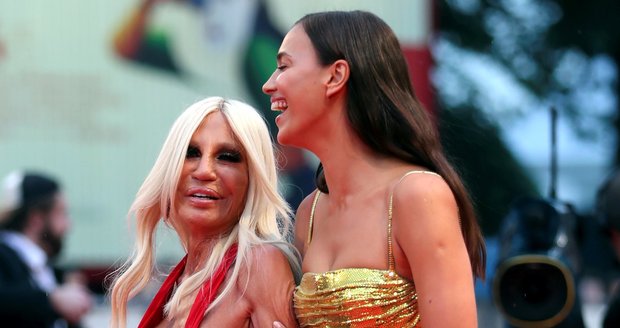 Donatella Versace a Irina Shayk