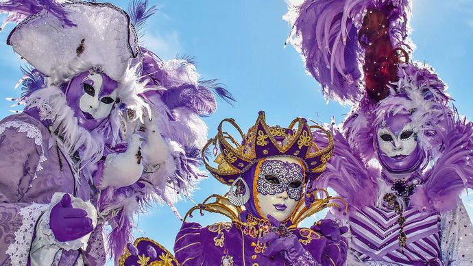 Některé skupiny či rodiny ladí své karnevalové masky do stejného stylu