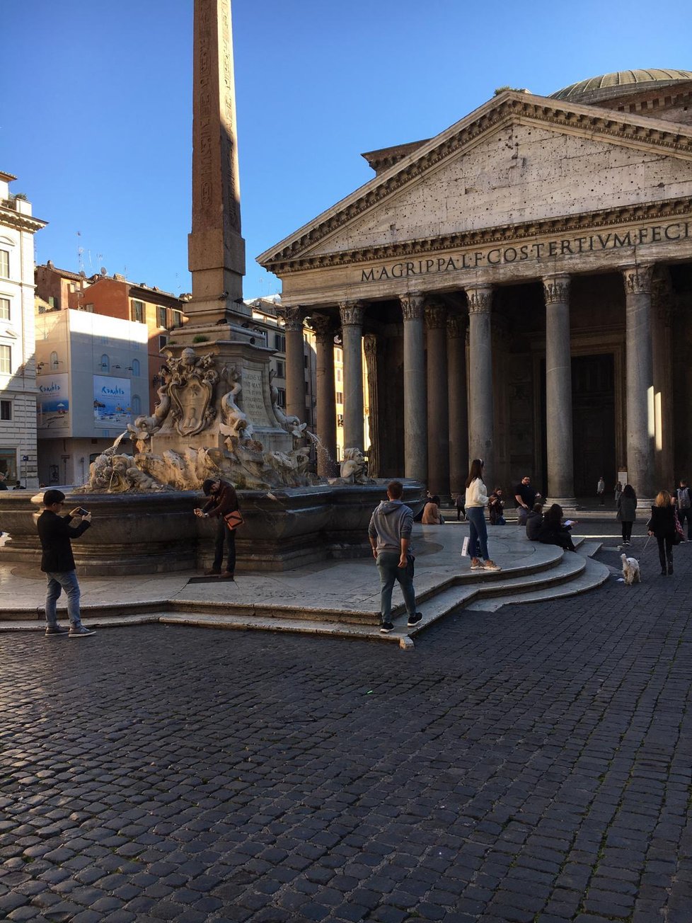 Benátské náměstí- Piazza Venezia, v Římě zeje prázdnotou. Celá Itálie je komplet zavřená.