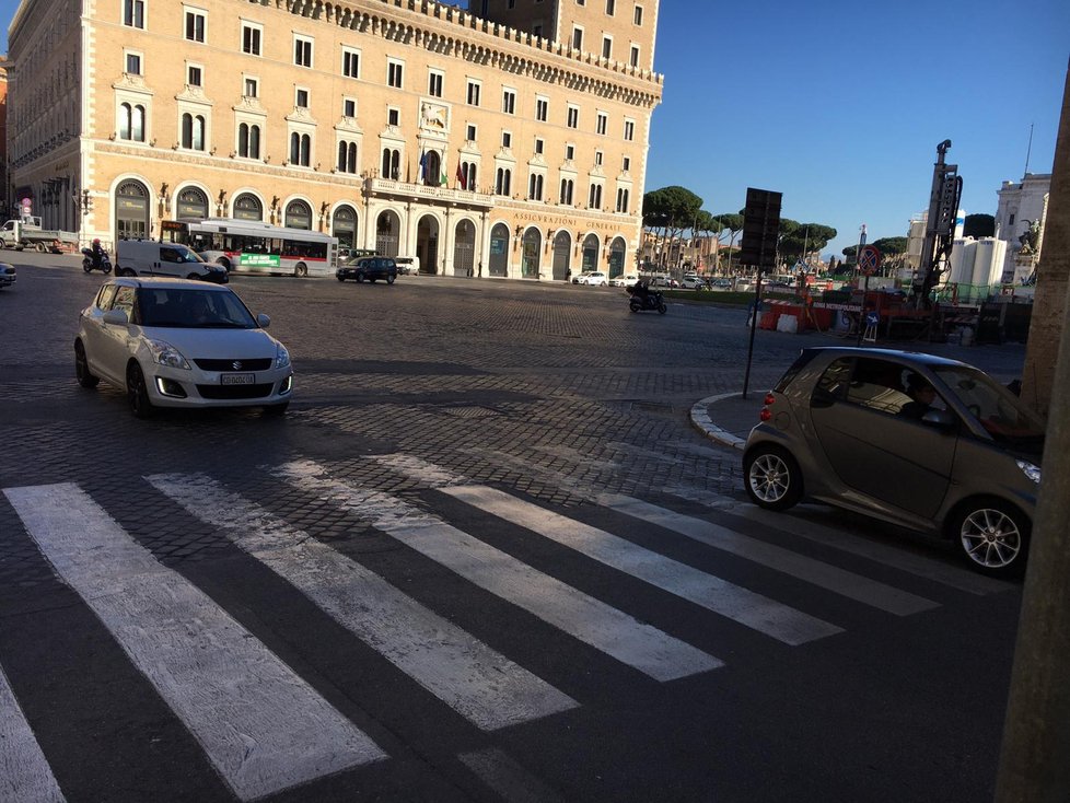 Benátské náměstí, Piazza Venezia, v Římě zeje prázdnotou. Celá Itálie je komplet zavřená