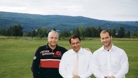 Tři kamarádi (zleva) – Petr Benda, Jiří Paroubek a Jiří Šlégr – mají problém: jak marihuanu v domě vysvětlit voličům