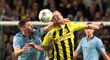 Dortmundský Sven Bender v souboji s Javi Garciou z Manchesteru City