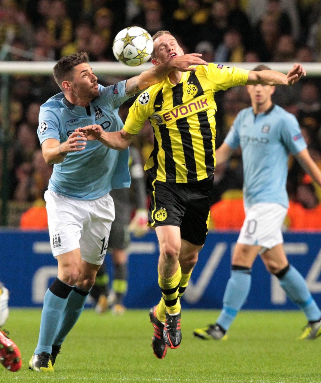 Dortmundský Sven Bender v souboji s Javi Garciou z Manchesteru City