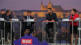 Krajská debata Blesk Zpráv o zemědělství a průmyslu (24. 9. 2020): Zleva Karel Bendl (ODS), Josef Kott (ANO), moderátor Jaroslav Šimáček a Hana Hajnová (Piráti)