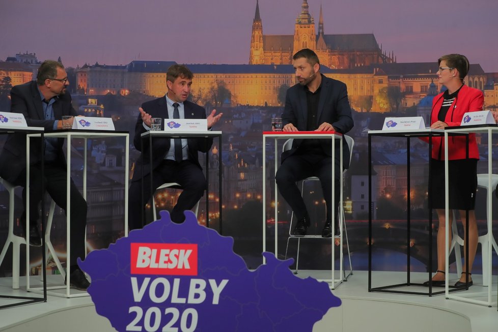 Krajská debata Blesk Zpráv o zemědělství a průmyslu (24. 9. 2020): Zleva Karel Bendl (ODS), Josef Kott (ANO), moderátor Jaroslav Šimáček a Hana Hajnová (Piráti)