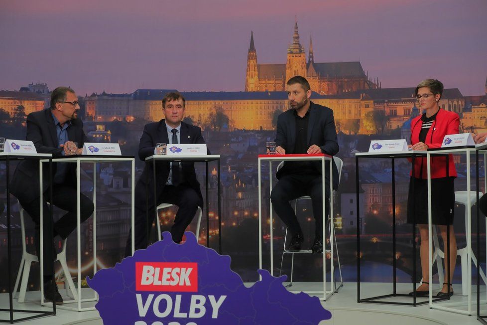 Krajská debata Blesk Zpráv o zemědělství a průmyslu (24. 9. 2020): Zleva Karel Bendl (ODS), Josef Kott (ANO), moderátor Jaroslav Šimáček a Hana Hajnová (Piráti)