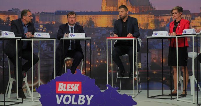 Krajská debata Blesk Zpráv o zemědělství a průmyslu (24. 9. 2020): Zleva Karel Bendl (ODS), Josef Kott (ANO), moderátor Jaroslav Šimáček a Hana Hajnová (Piráti)