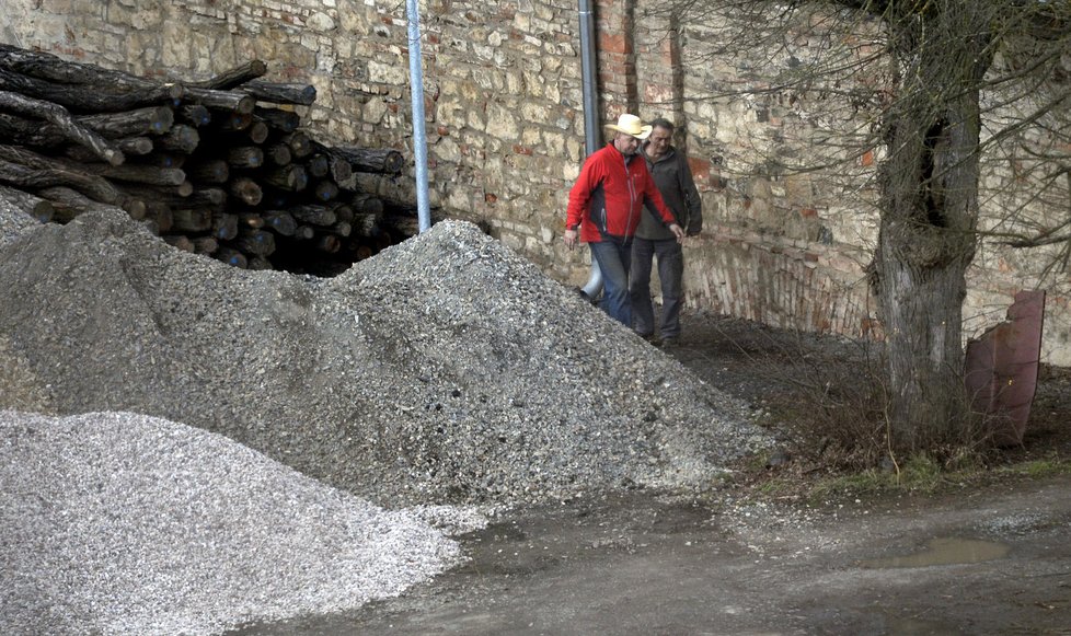 Porada s pomocníkem...