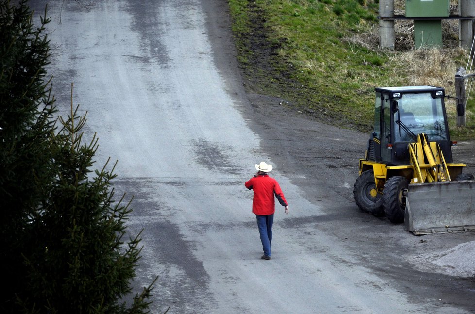 Tak pilně jako ptáček se v pondělí činil na svém ranči poslanec Petr Bendl