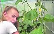Chvíli zkoušely mamku tahat z lupení, jenže vyprošťování se nepodařilo... Chvíli zkoušely mamku tahat z lupení, jenže vyprošťování se nepodařilo...