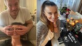 Nejšílenější vánoční foto: Známou českou sexbombu změnil snoubenec k nepoznání!