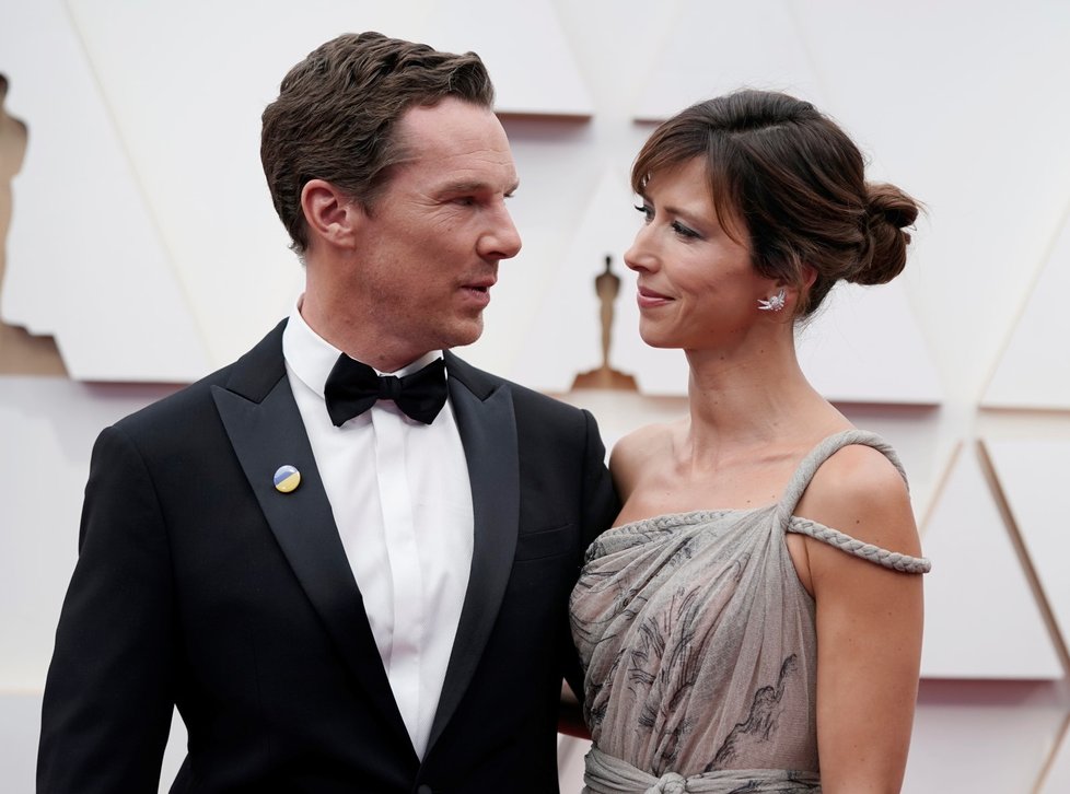 Předávání Oscarů 2022: Benedict Cumberbatch s ukrajinským odznakem (28.3.2022)