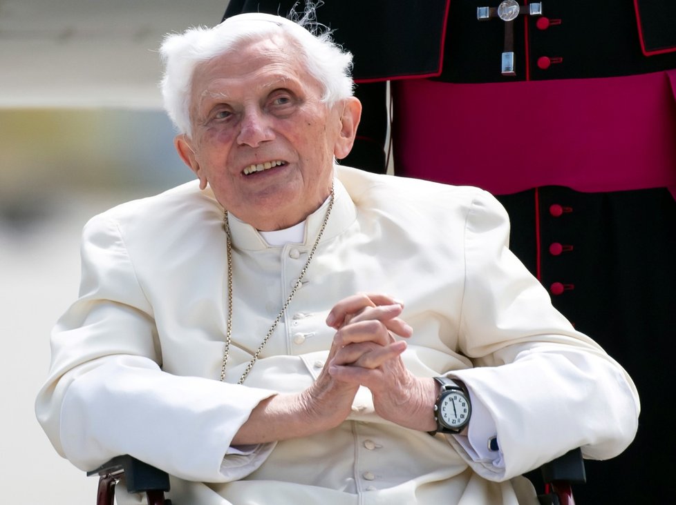 Zemřel emeritní papež Benedikt XVI.