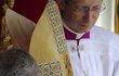 Benedikt XVI. relikvii ve znamení úcty tiskne ke rtům. 