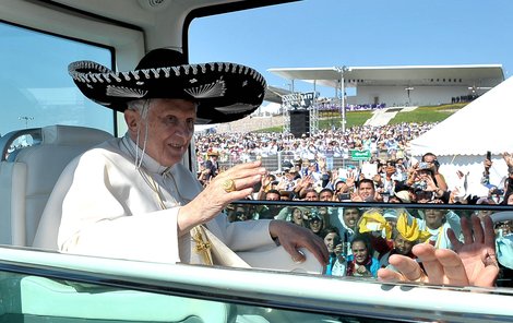Papež se v sombreru cítil dobře.