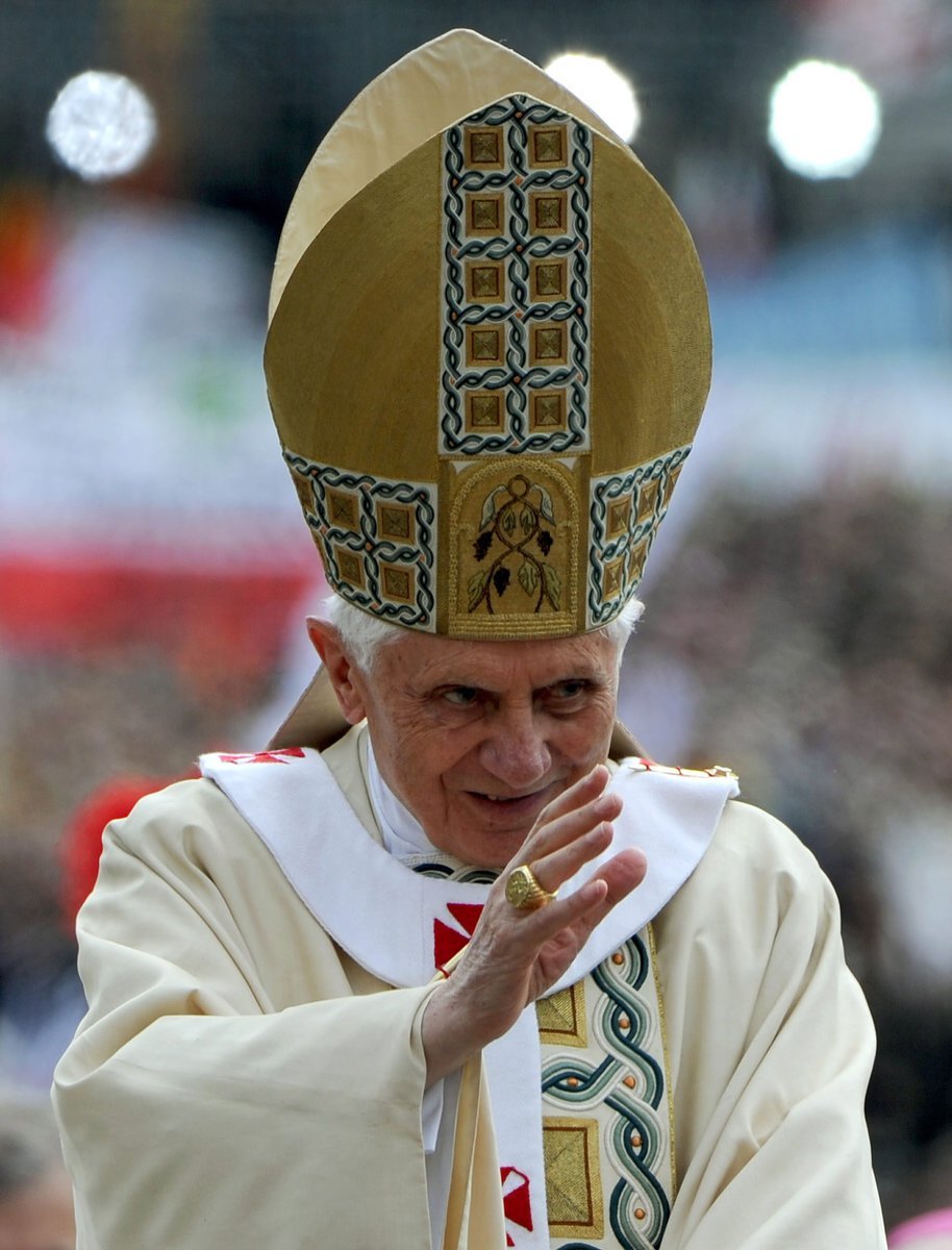 Papež žehná zástupům věřících ve Vatikánu.