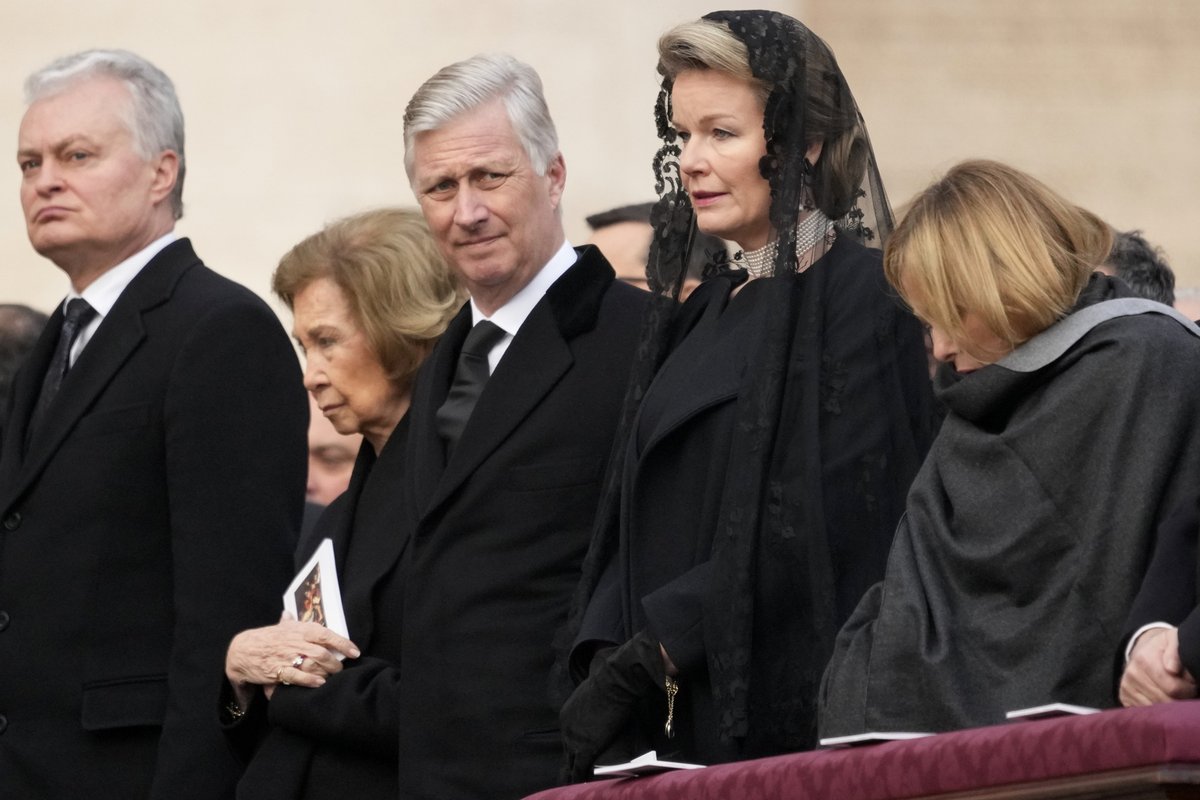 Zleva litevský prezident Gitanas Nauseda, bývalá španělská královna Sofie, belgický král Filip a královna Mathilde a italská premiérka Giorgia Meloniová.