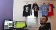 Jablonecký obránce Vít Beneš při hraní fotbalového simulátoru FIFA