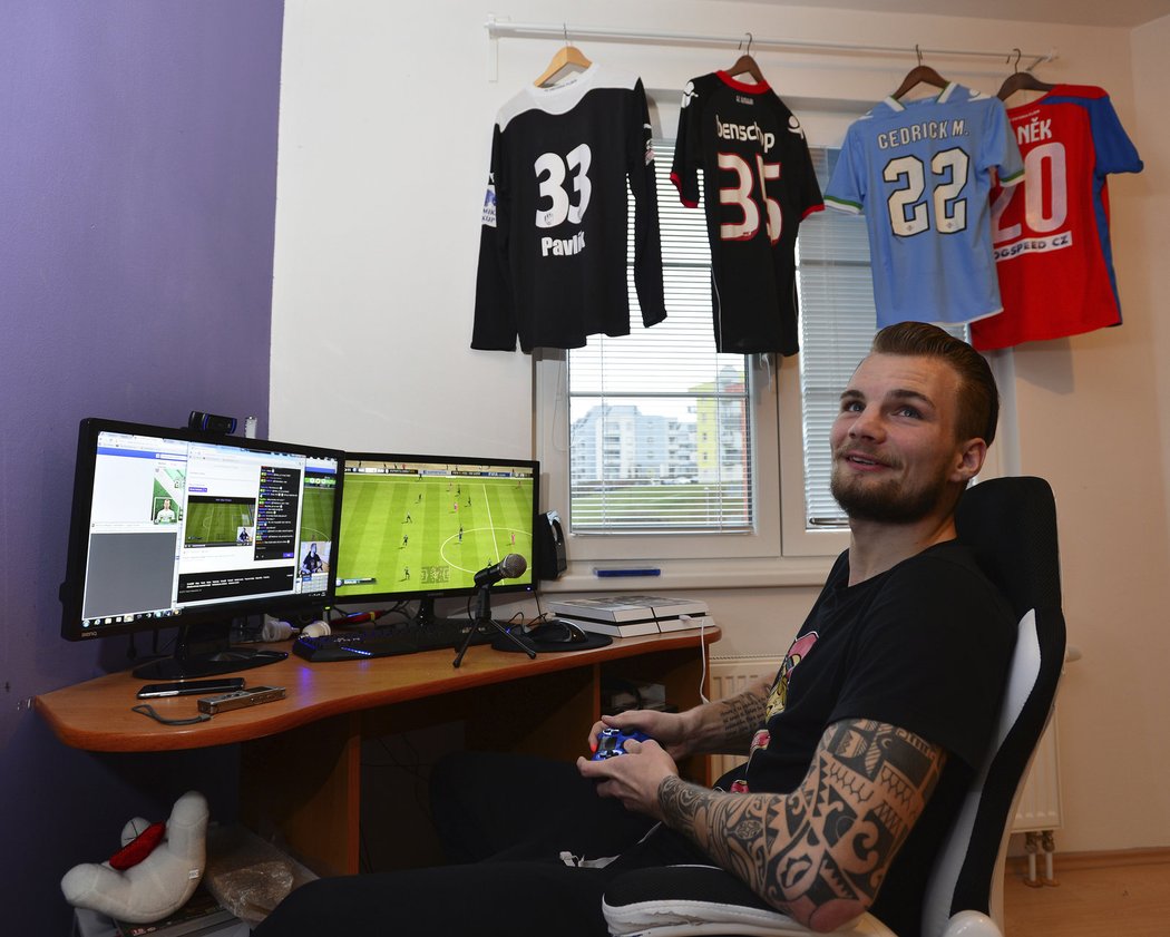 Jablonecký obránce Vít Beneš při hraní fotbalového simulátoru FIFA