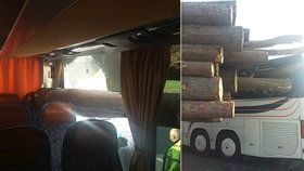 Nákladní vůz převážející klády se v Benešově srazil se školním autobusem.