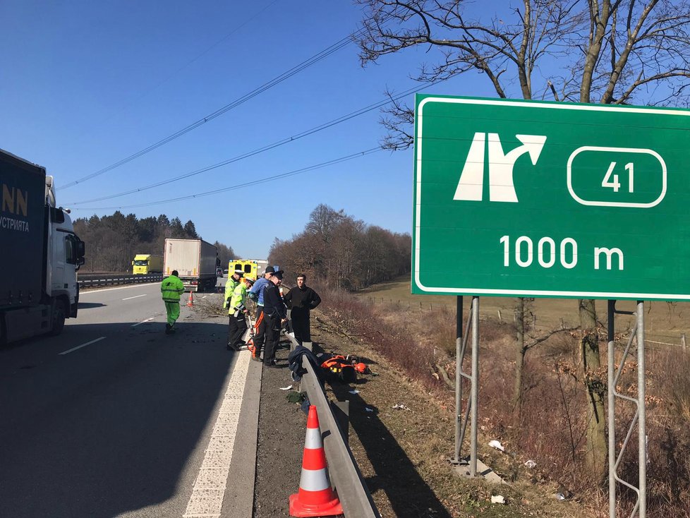 Sekání dřevin u dálnice skončilo tragédií. Pro poraněného muže musel přiletět vrtulník.