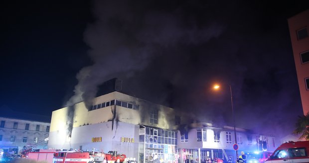 Požár obchodního centra v Benešově mají hasiči pod kontrolou: Škoda je 50 milionů korun