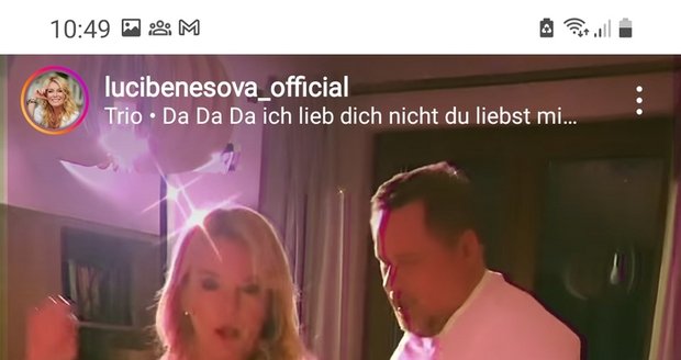 Erotický taneček Lucie Benešové a Václava Kopty během natáčení seriálu Co ste hasiči