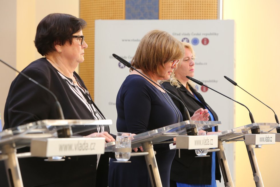 Zleva Marie Benešová, Alena Schillerová a Klára Dostálová (všechny za ANO) na tiskové konferenci po jednání vlády (29. 6. 2020)