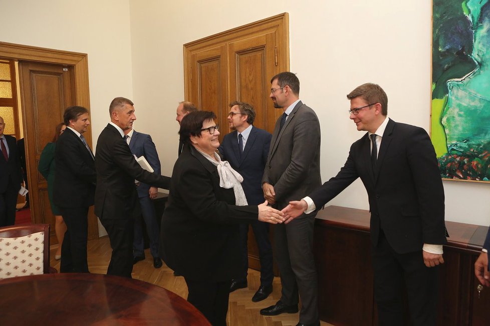 Marie Benešová se zdraví po příchodu na ministerstvo spravedlnosti se svými budoucími náměstky. Je mezi nimi také Jeroným Tejc. Stejně jako Benešová byl i on členem ČSSD. (30. 4. 2019)